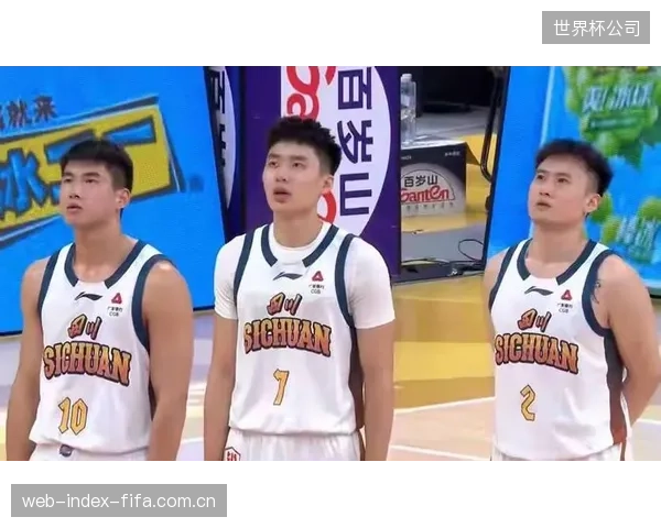 四川男篮创CBA历史最长连败纪录，球队管理与球员状态问题亟待解决。